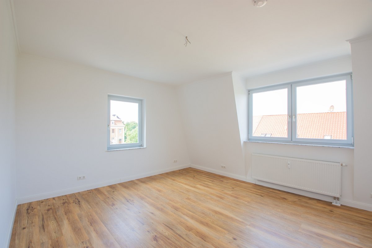 PROVISIONSFREI | Exklusive 5-Raum-Dachgeschosswohnung mit Parkblick, Balkon, Aufzug & TG-Stellplatz