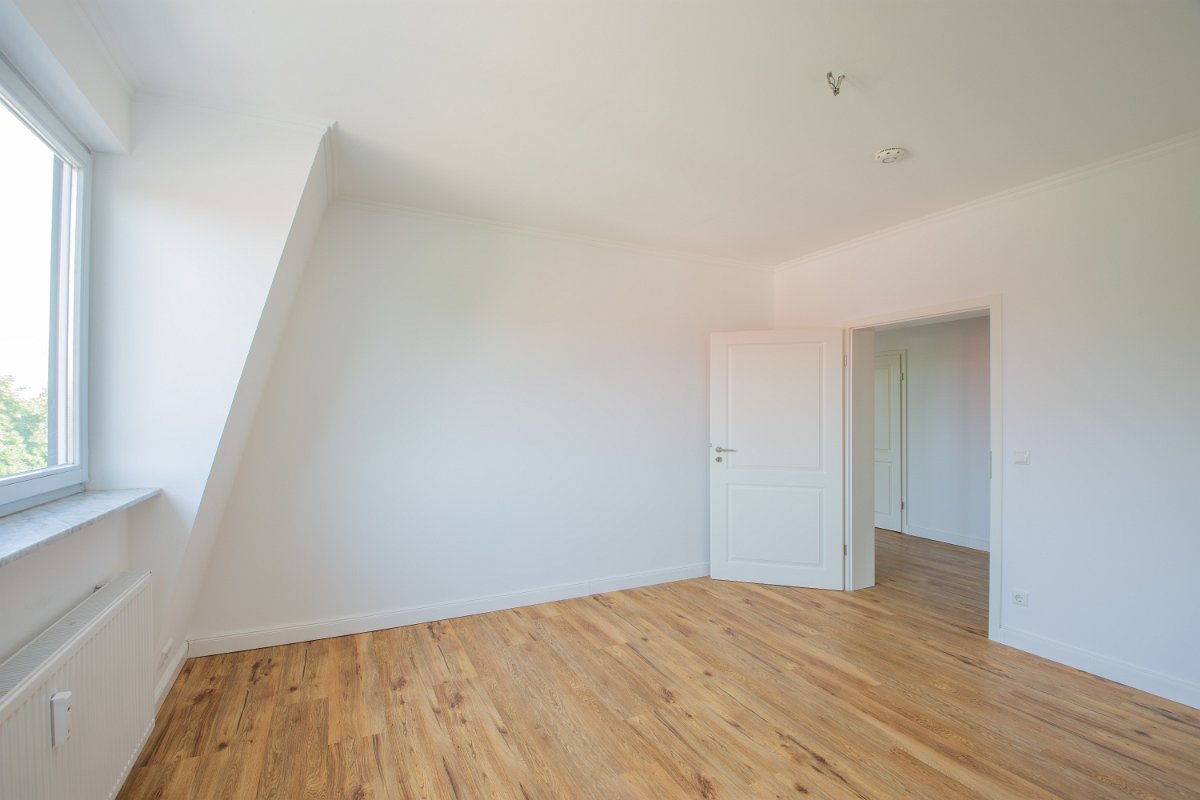 PROVISIONSFREI | Exklusive 5-Raum-Dachgeschosswohnung mit Parkblick, Balkon, Aufzug & TG-Stellplatz