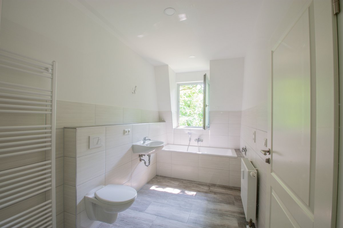PROVISIONSFREI | Exklusive 5-Raum-Dachgeschosswohnung mit Parkblick, Balkon, Aufzug & TG-Stellplatz