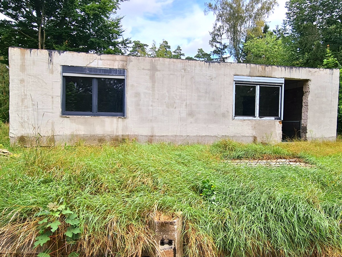 FINALER PREIS + PROVISIONSFREI | 25.000qm Grundstück mit Rohbau-Bungalow, Garage; Wassernähe