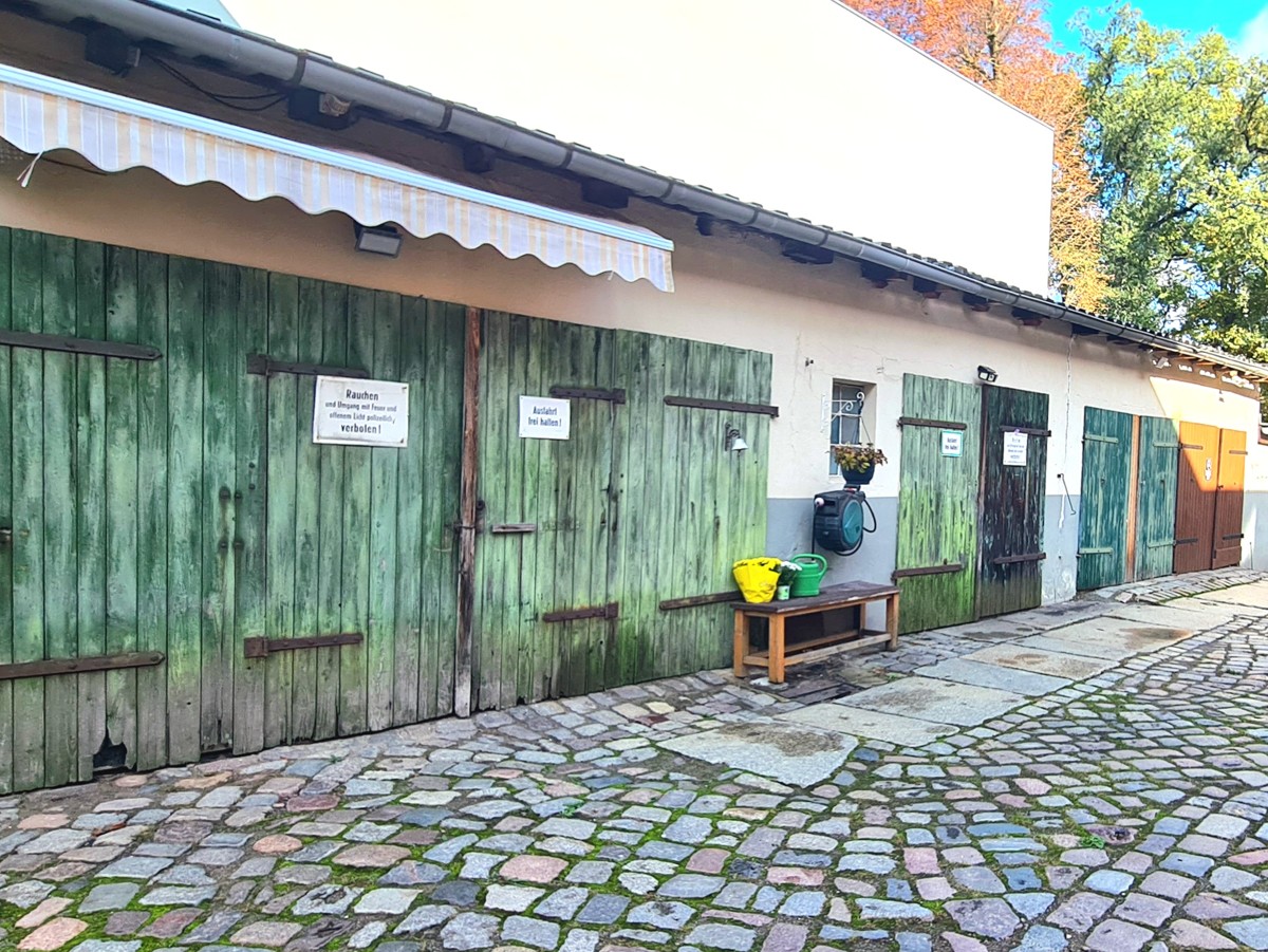 Viel Platz in Berlin-Weißensee – Ein-/Zweifamilienhaus mit großem Grundstück, Garagen
