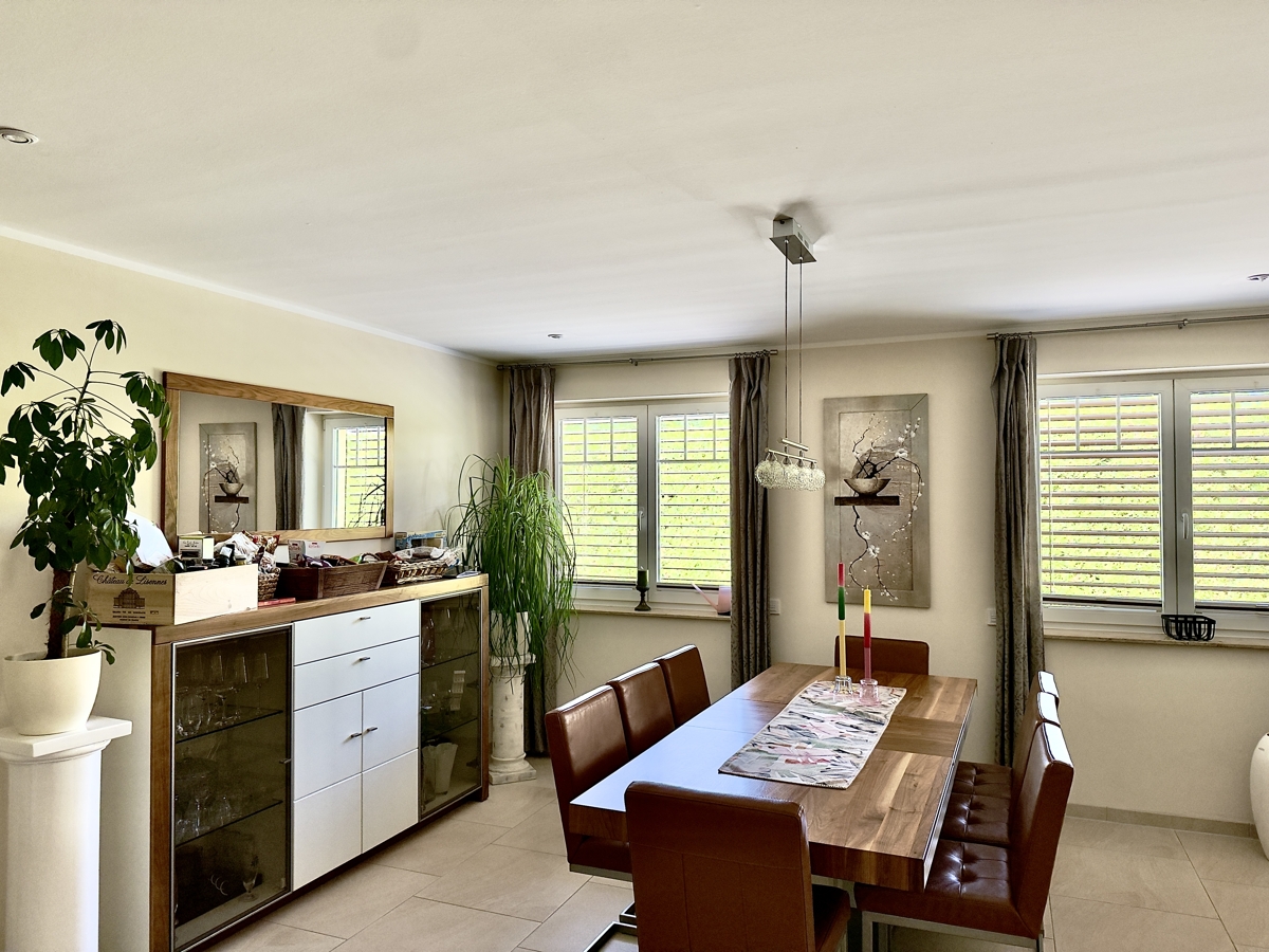 WASSERGRUNDSTÜCK – Einfamilienhaus mit Pool inkl. Baugenehmigung für einen Bungalow