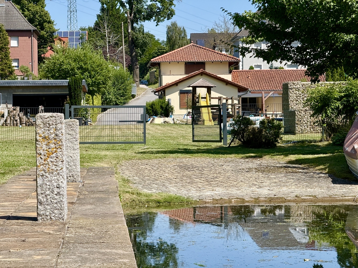 WASSERGRUNDSTÜCK – Einfamilienhaus mit Pool inkl. Baugenehmigung für einen Bungalow