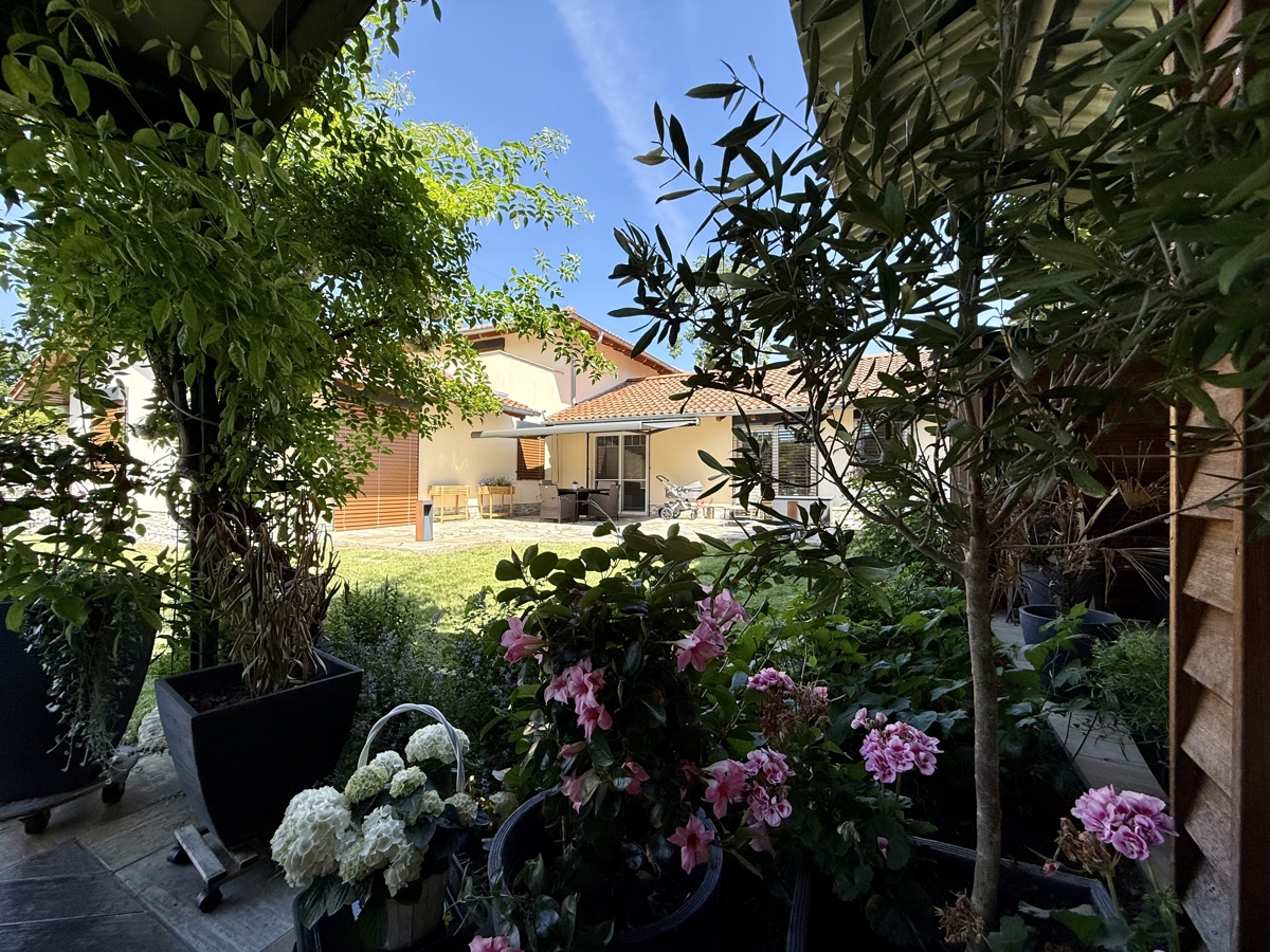 WASSERGRUNDSTÜCK – Einfamilienhaus mit Pool inkl. Baugenehmigung für einen Bungalow
