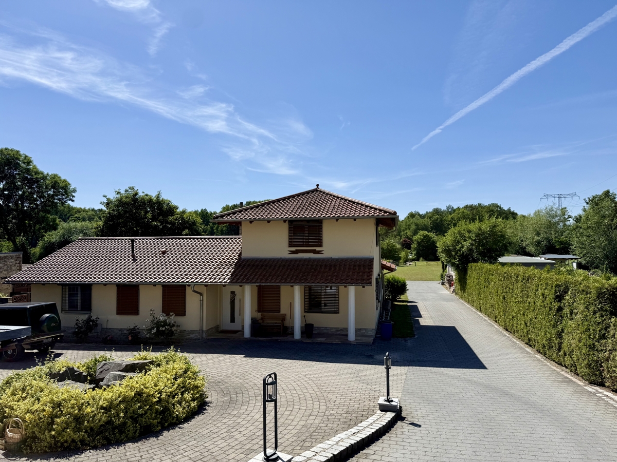 WASSERGRUNDSTÜCK – Einfamilienhaus mit Pool inkl. Baugenehmigung für einen Bungalow