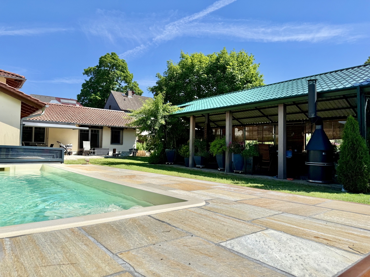 WASSERGRUNDSTÜCK – Einfamilienhaus mit Pool inkl. Baugenehmigung für einen Bungalow