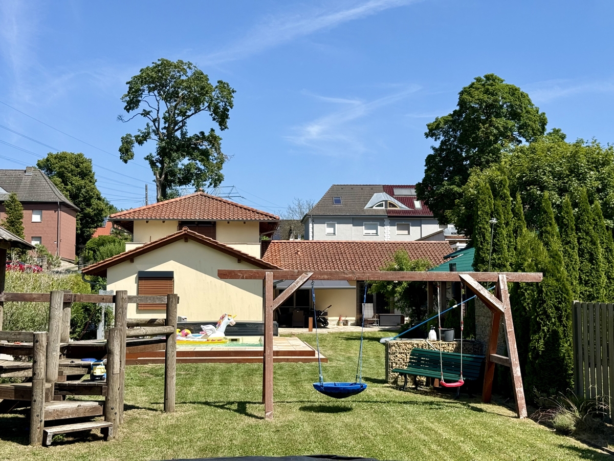 WASSERGRUNDSTÜCK – Einfamilienhaus mit Pool inkl. Baugenehmigung für einen Bungalow