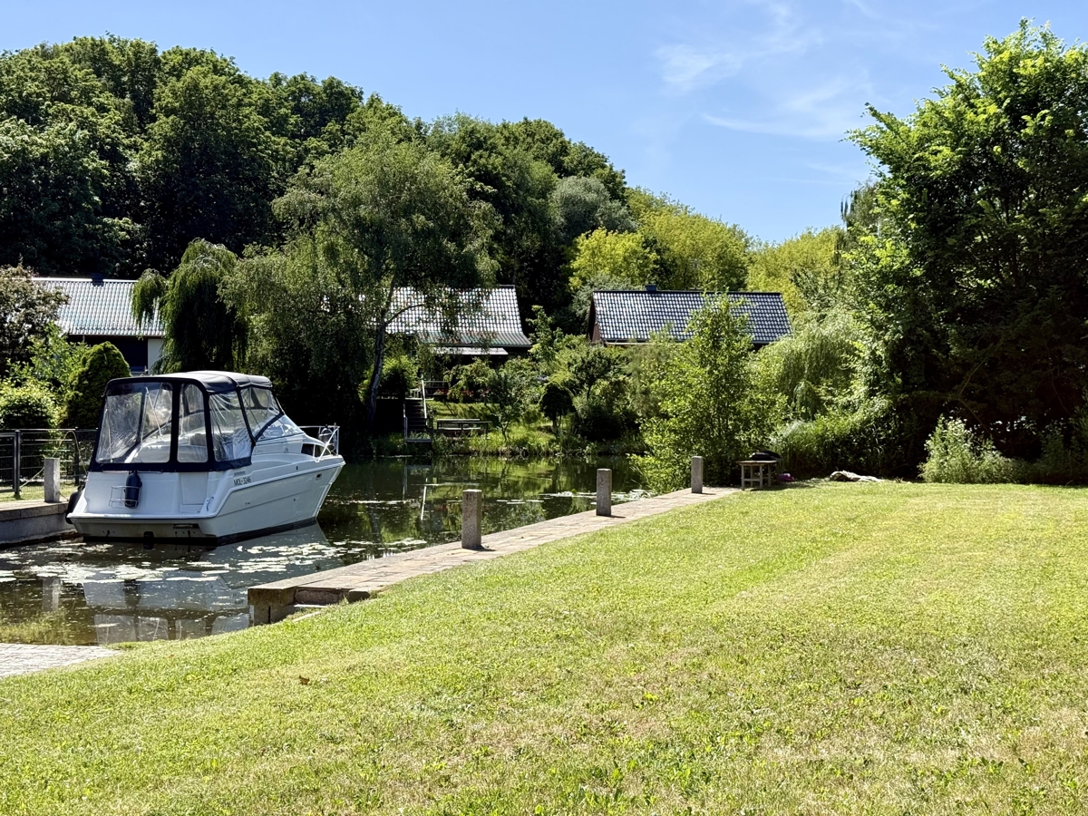 WASSERGRUNDSTÜCK – Einfamilienhaus mit Pool inkl. Baugenehmigung für einen Bungalow