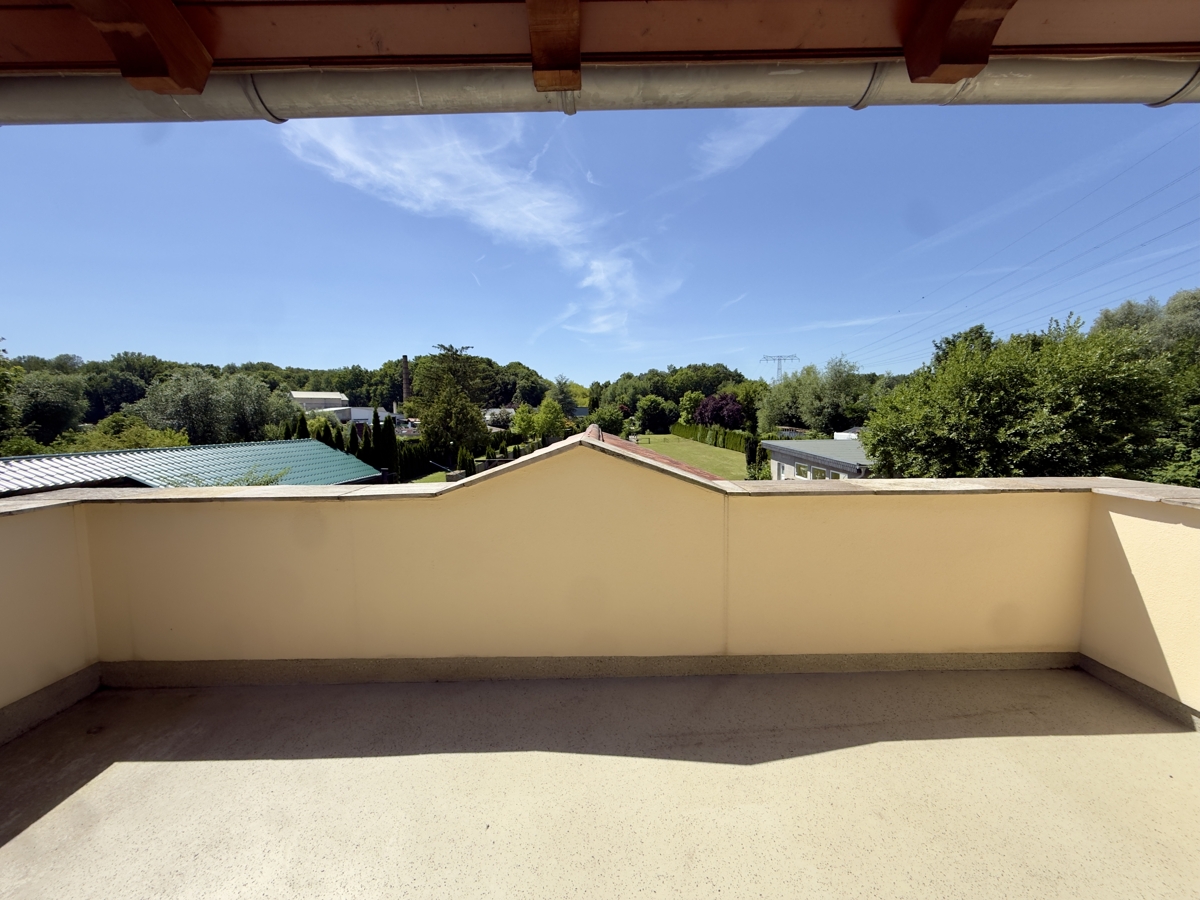 WASSERGRUNDSTÜCK – Einfamilienhaus mit Pool inkl. Baugenehmigung für einen Bungalow