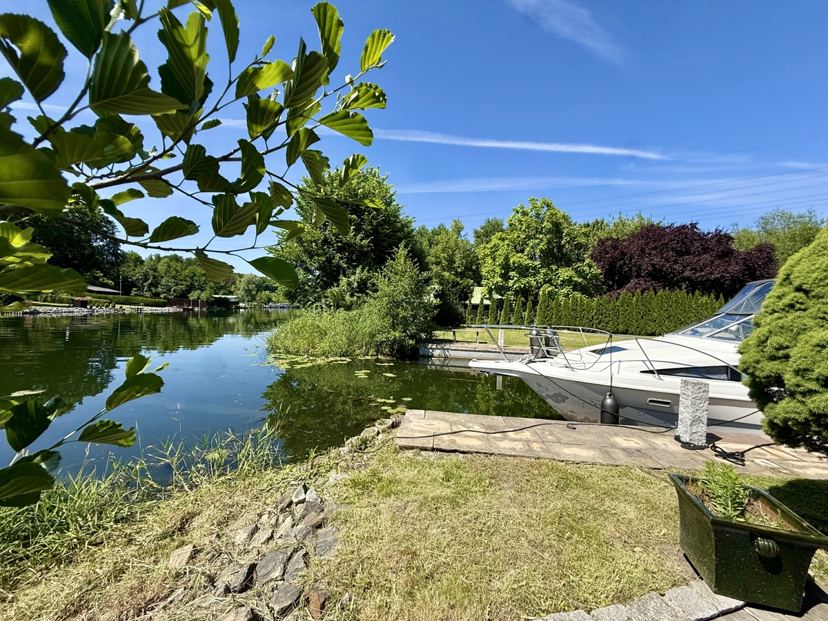 WASSERGRUNDSTÜCK – Wohnbaugrundstück inkl. Baugenehmigung für einen Bungalow