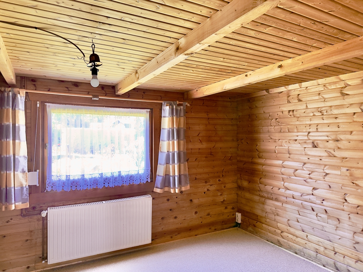 PROVISIONSFREI | Wohnen auf einer Ebene – Charmantes Blockbohlenhaus mit großem Grundstück