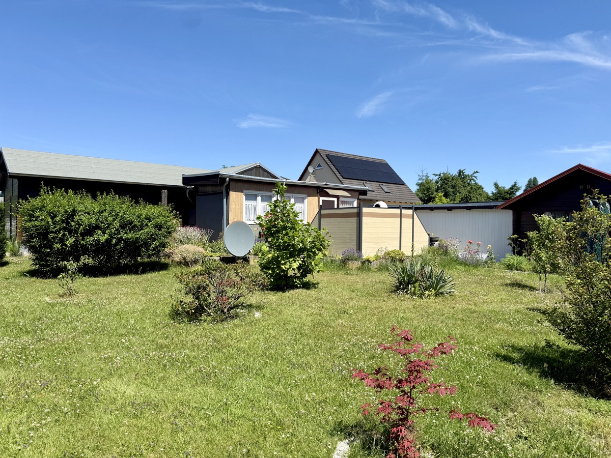 PROVISIONSFREI | Wohnen auf einer Ebene – Charmantes Blockbohlenhaus mit großem Grundstück