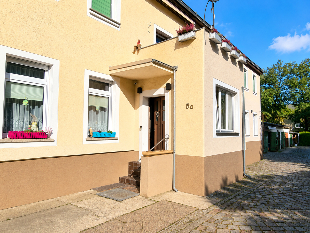 PLATZ FÜR DIE GROSSE FAMILIE – 7 Zimmer, 2 Küchen, 2 Bäder und 696 m² Grundstück + Garagen u.v.m.