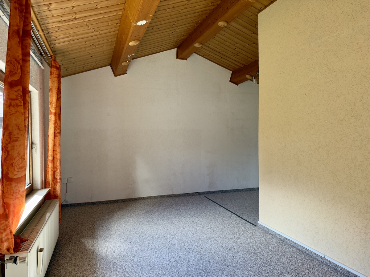 RESERVIERT | Provisionsfreies Blockbohlenhaus mit Garage auf über 1.000qm im Blumenhag