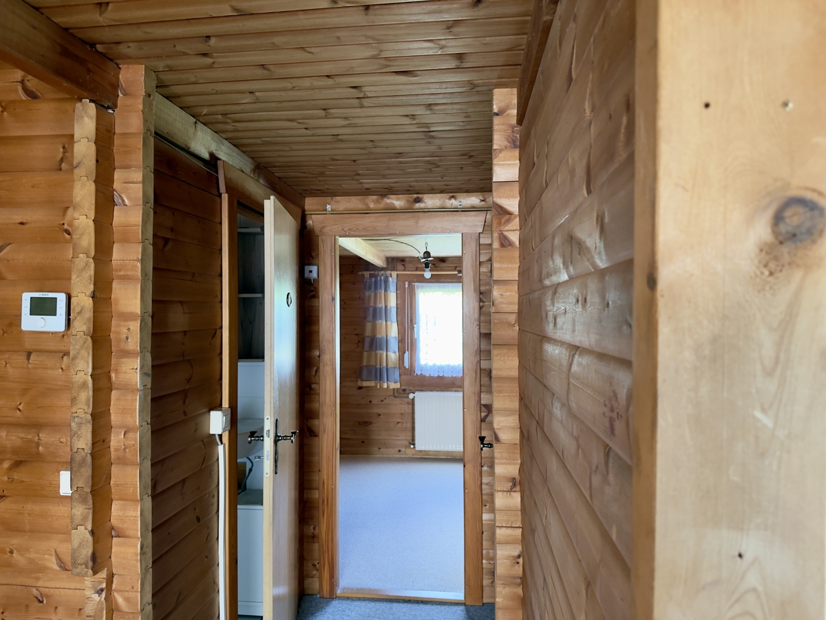 RESERVIERT | Provisionsfreies Blockbohlenhaus mit Garage auf über 1.000qm im Blumenhag