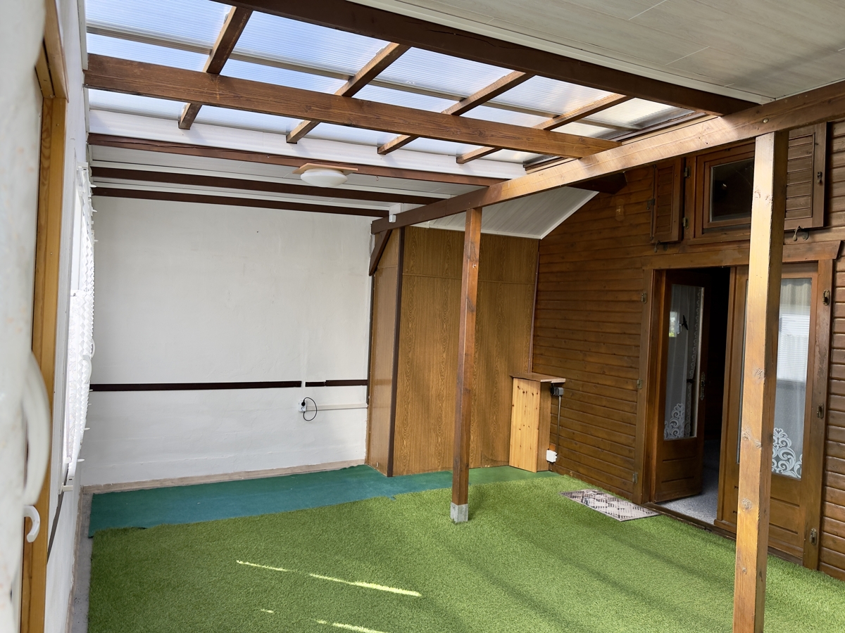 RESERVIERT | Provisionsfreies Blockbohlenhaus mit Garage auf über 1.000qm im Blumenhag