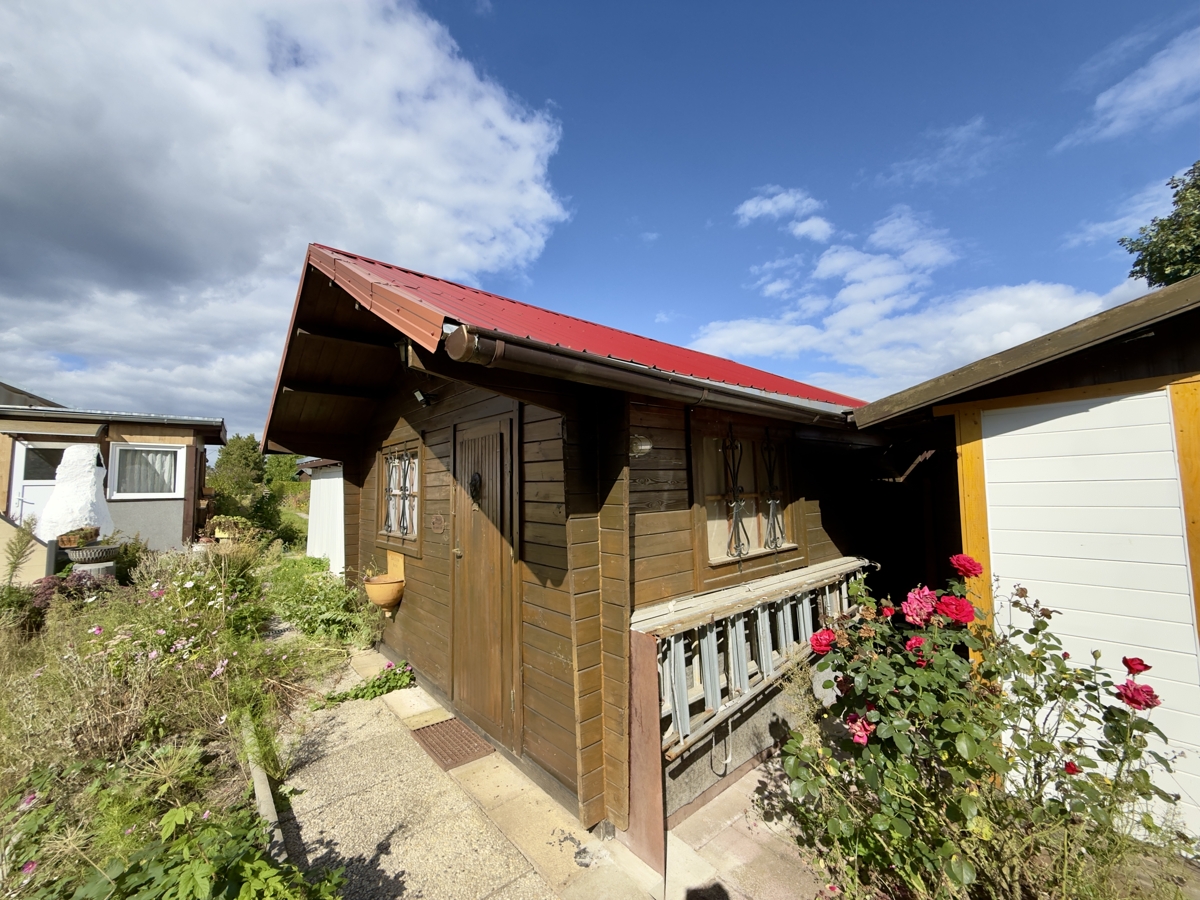 RESERVIERT | Provisionsfreies Blockbohlenhaus mit Garage auf über 1.000qm im Blumenhag