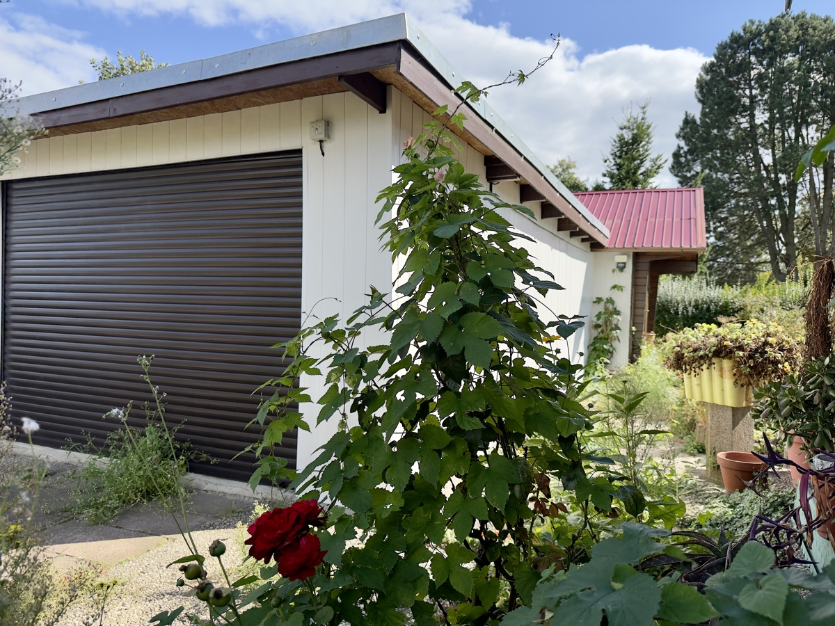 RESERVIERT | Provisionsfreies Blockbohlenhaus mit Garage auf über 1.000qm im Blumenhag