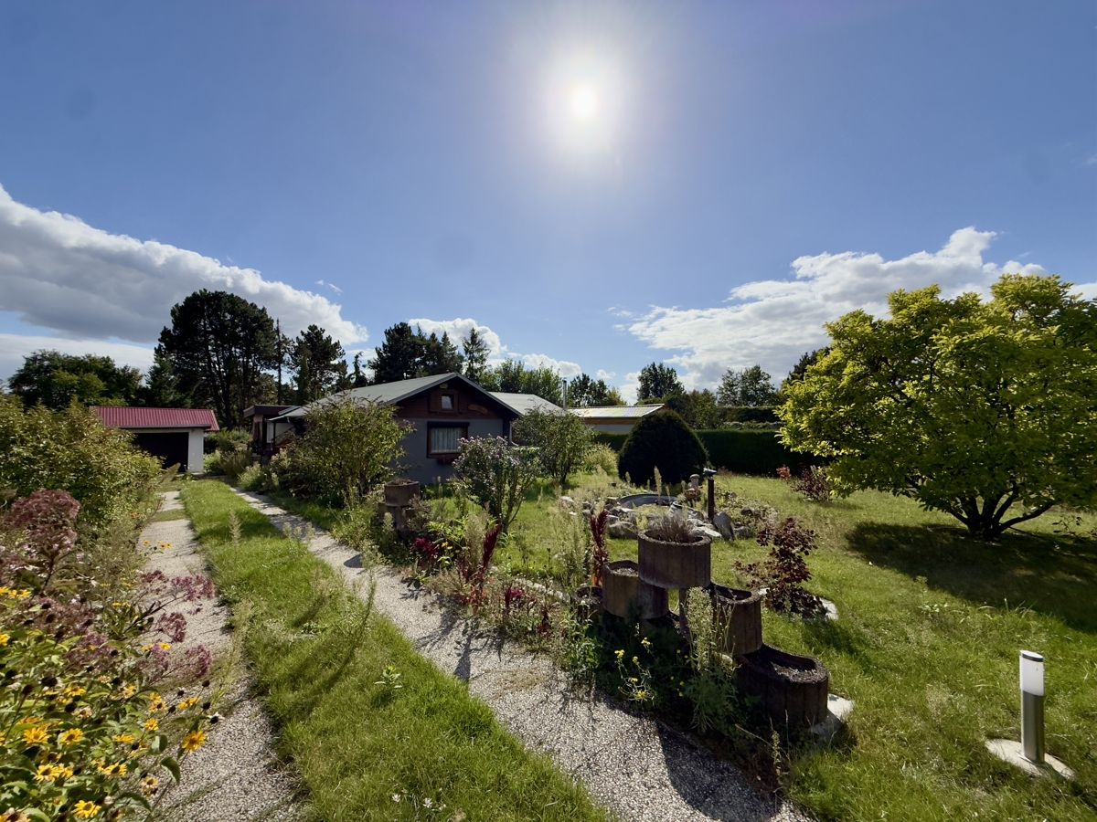 RESERVIERT | Provisionsfreies Blockbohlenhaus mit Garage auf über 1.000qm im Blumenhag