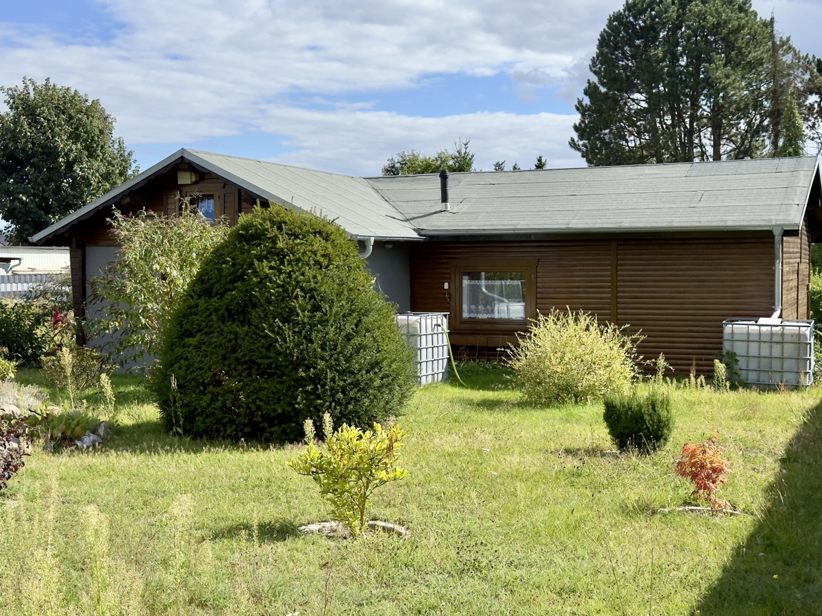 RESERVIERT | Provisionsfreies Blockbohlenhaus mit Garage auf über 1.000qm im Blumenhag