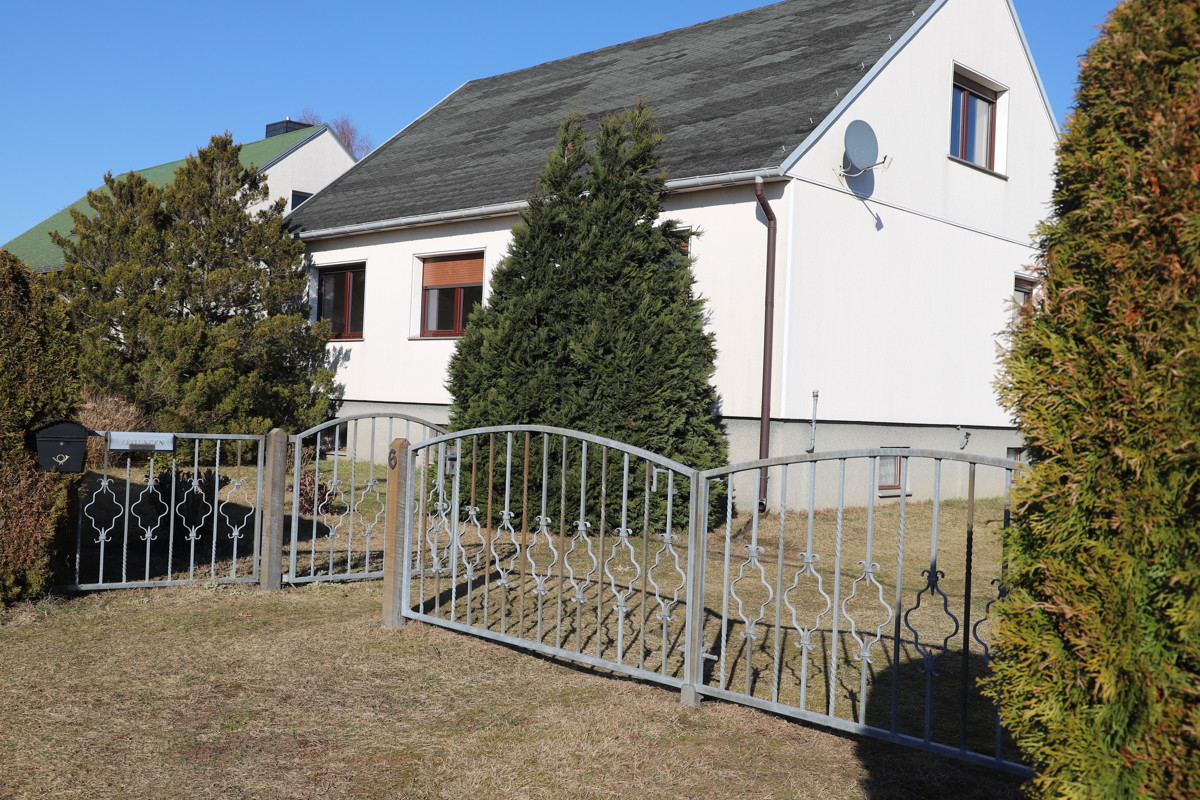 RESERVIERT | Solides Einfamilienhaus mit Ausbaureserve, Vollkeller und Feldblick.