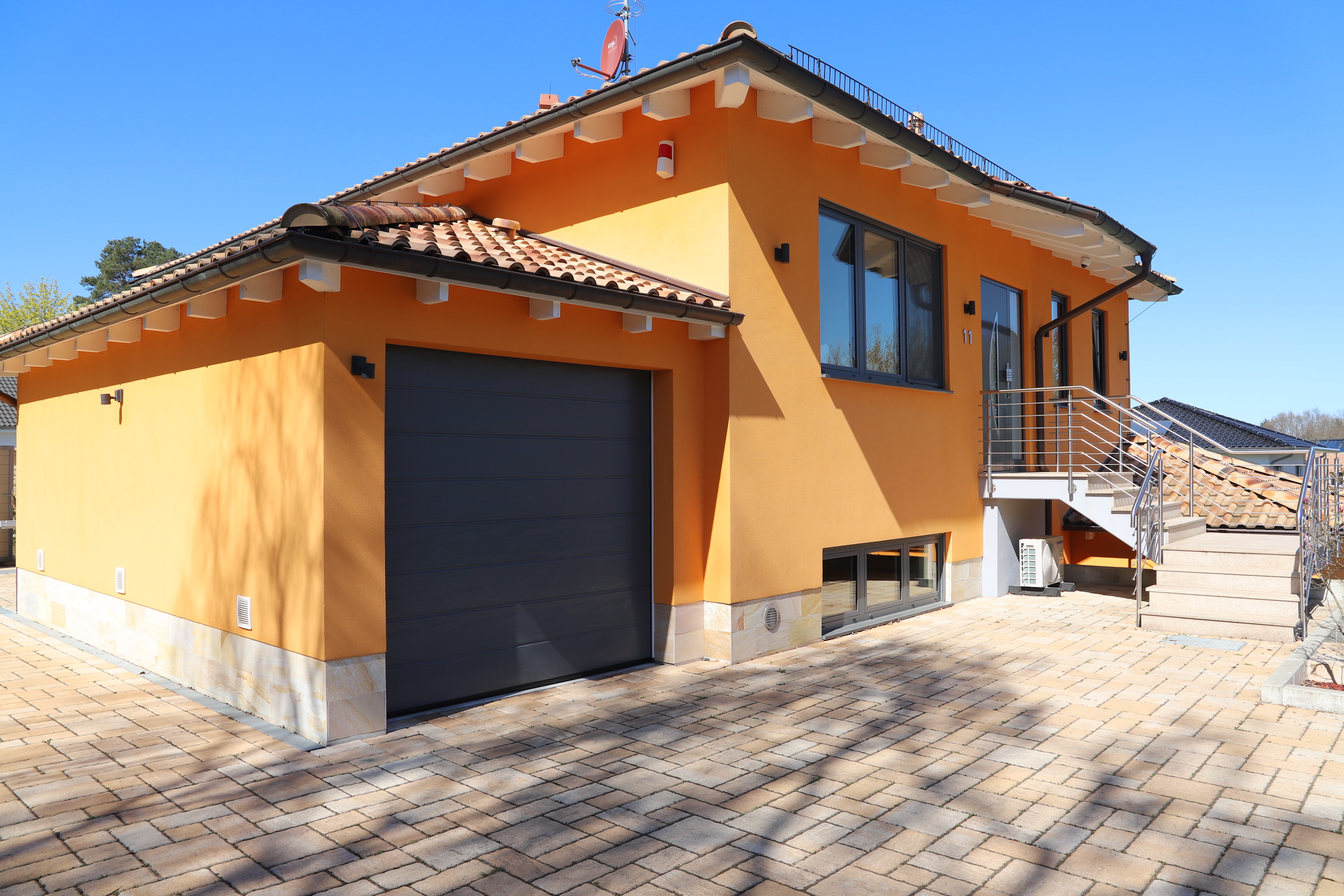 MEDITERRANE VILLA | Mit exklusiver Ausstattung und interessantem Hang-Grundstück