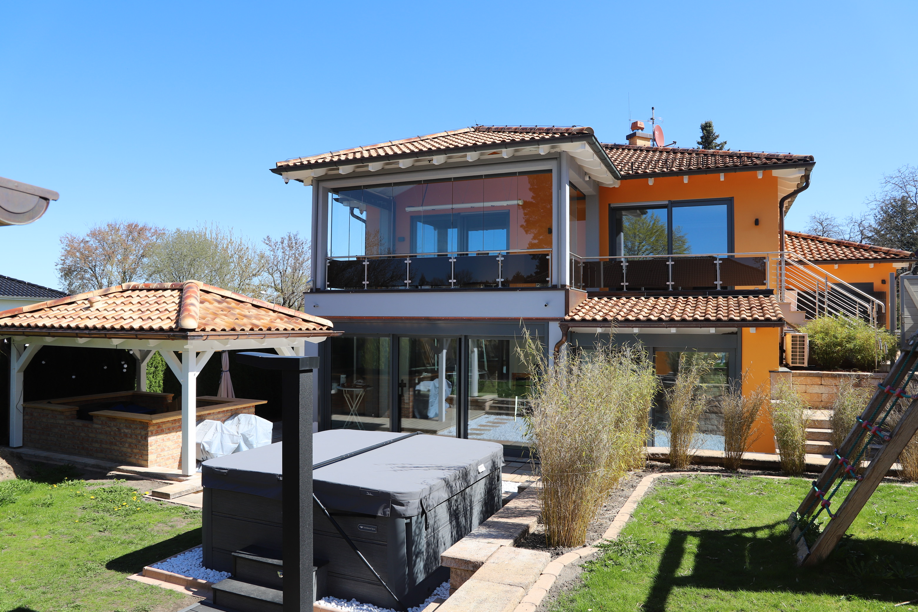 MEDITERRANE VILLA | Mit exklusiver Ausstattung und interessantem Hang-Grundstück