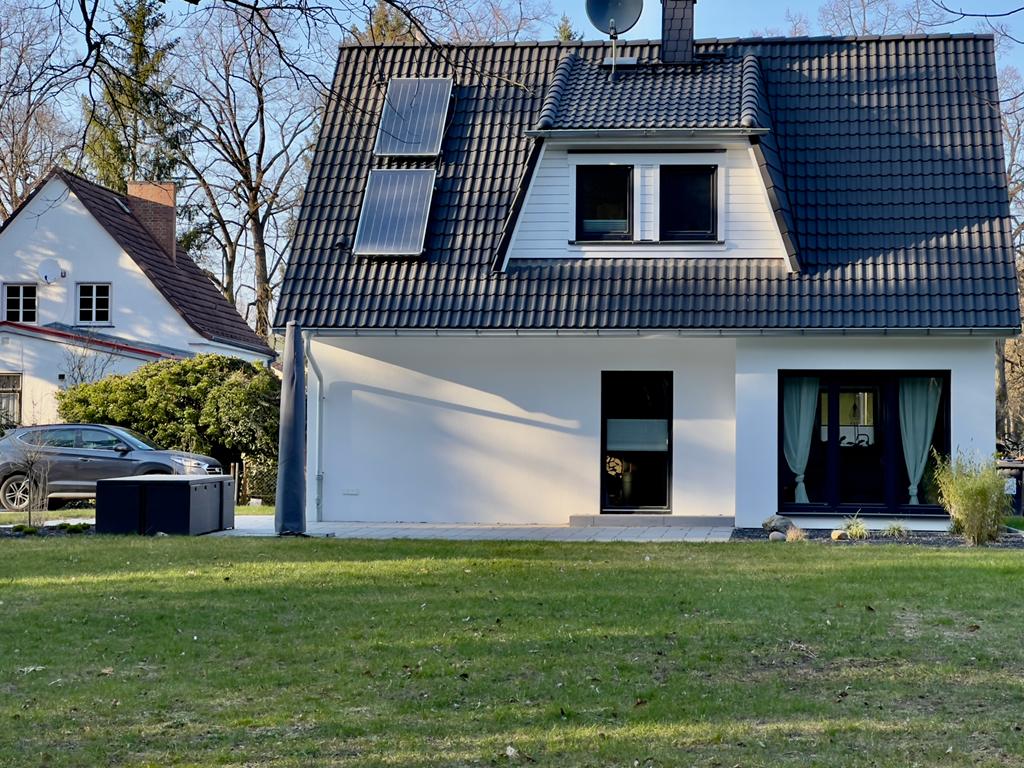 PROVISIONSFREI | Modernes Haus in idyllischer Lage mit einem ca. 40 qm großen Sommerhaus