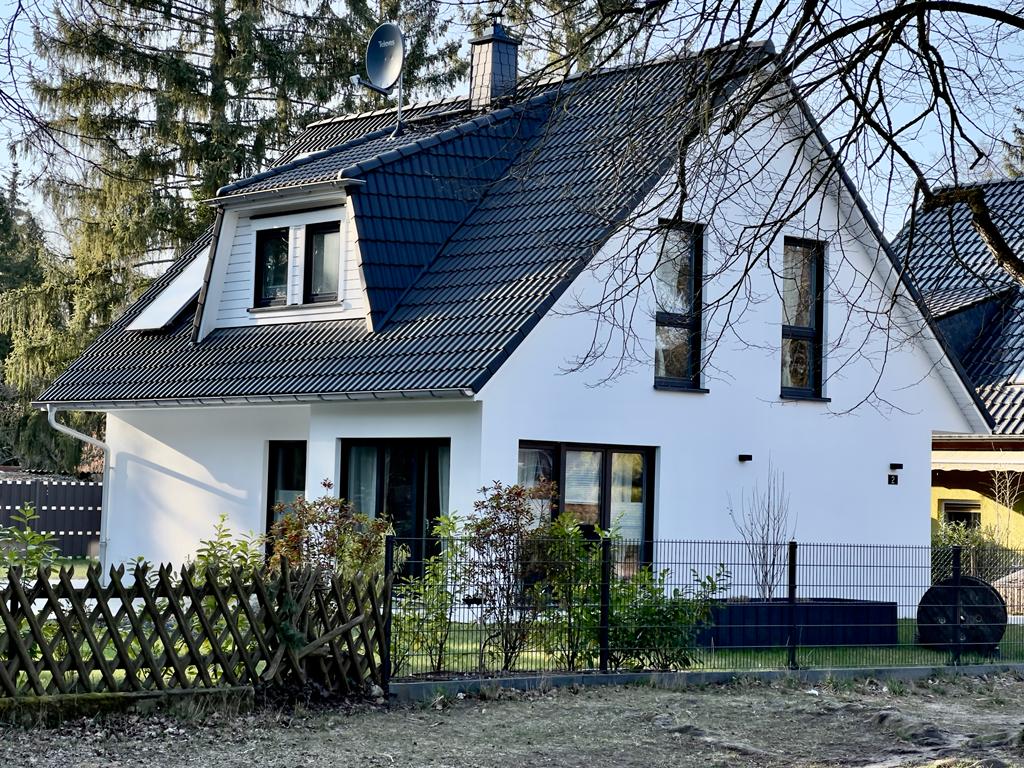 PROVISIONSFREI | Modernes Haus in idyllischer Lage mit einem ca. 40 qm großen Sommerhaus