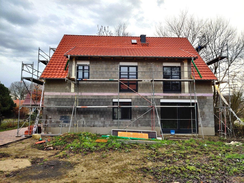 IM BAU | Neues Zweifamilienhaus mit gehobener Ausstattung, 7 Zimmern und Dachausbau in Bernau