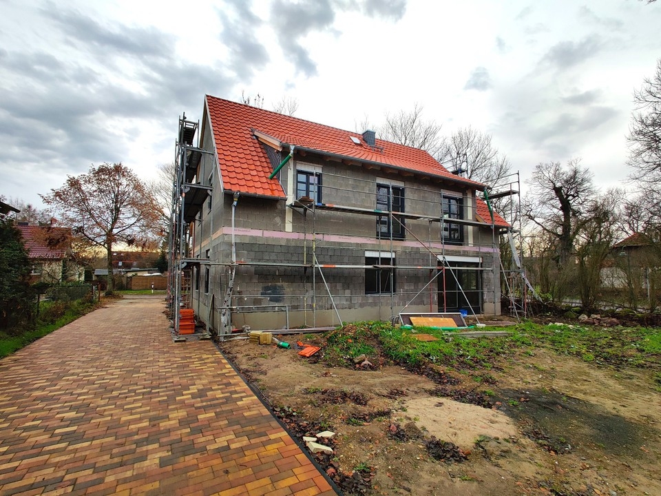 IM BAU | Neues Zweifamilienhaus mit gehobener Ausstattung, 7 Zimmern und Dachausbau in Bernau