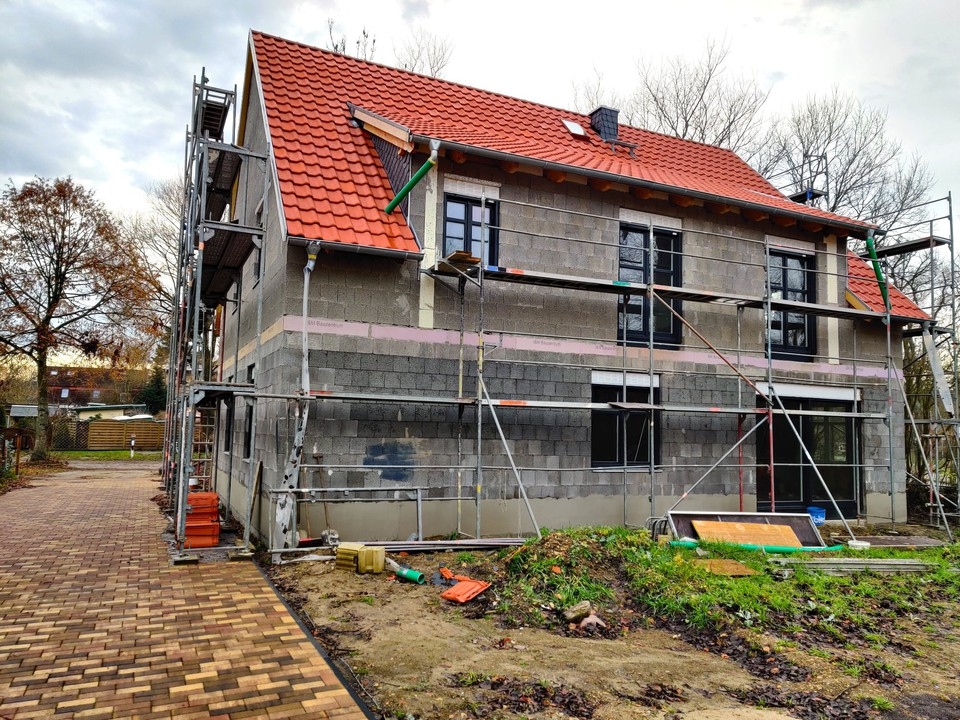 IM BAU | Neues Zweifamilienhaus mit gehobener Ausstattung, 7 Zimmern und Dachausbau in Bernau