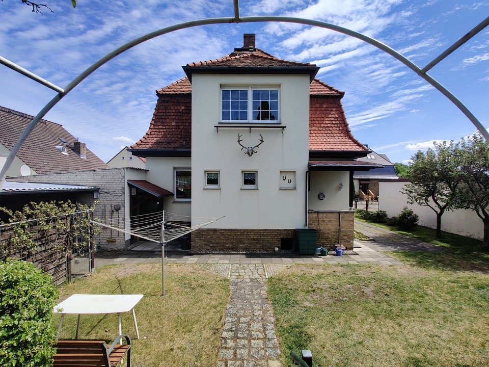 ALTBAUCHARME | Massives Einfamilienhaus mit Garage und Kamin auf großem Grundstück in Finow