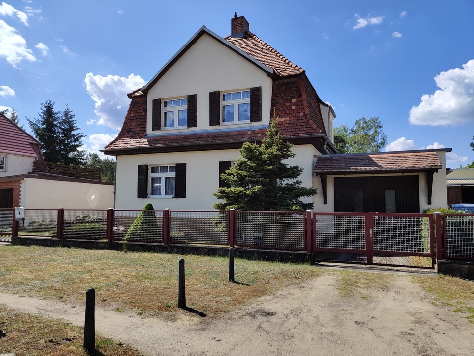 ALTBAUCHARME | Massives Einfamilienhaus mit Garage und Kamin auf großem Grundstück in Finow