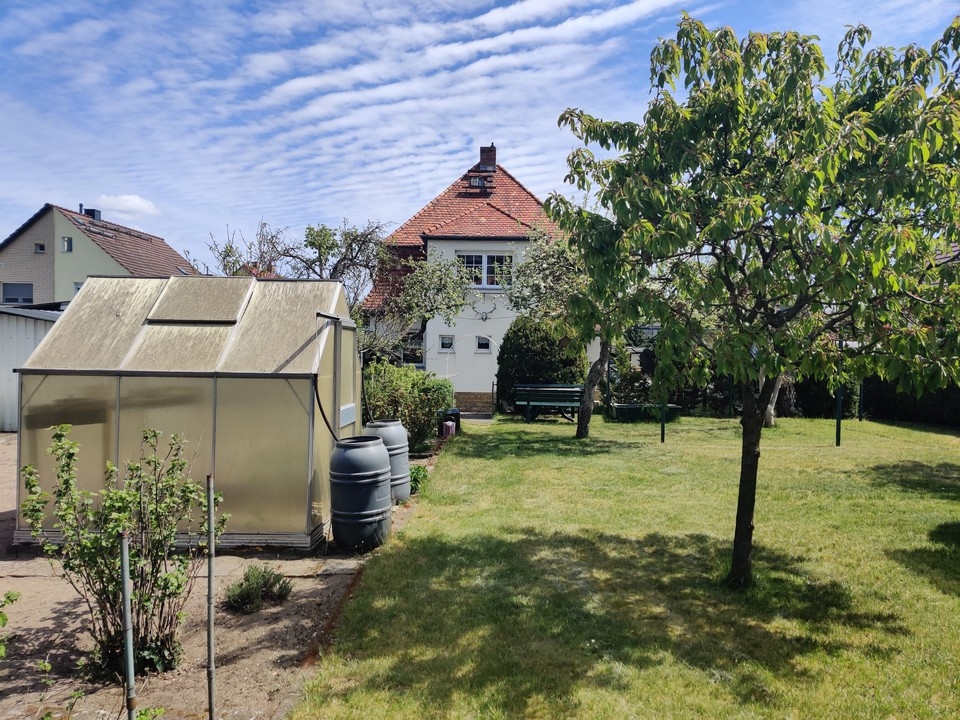 ALTBAUCHARME | Massives Einfamilienhaus mit Garage und Kamin auf großem Grundstück in Finow