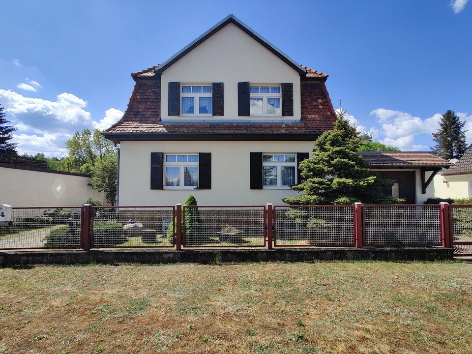 ALTBAUCHARME | Massives Einfamilienhaus mit Garage und Kamin auf großem Grundstück in Finow