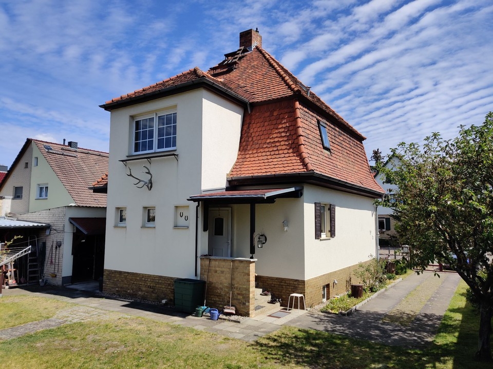 ALTBAUCHARME | Massives Einfamilienhaus mit Garage und Kamin auf großem Grundstück in Finow