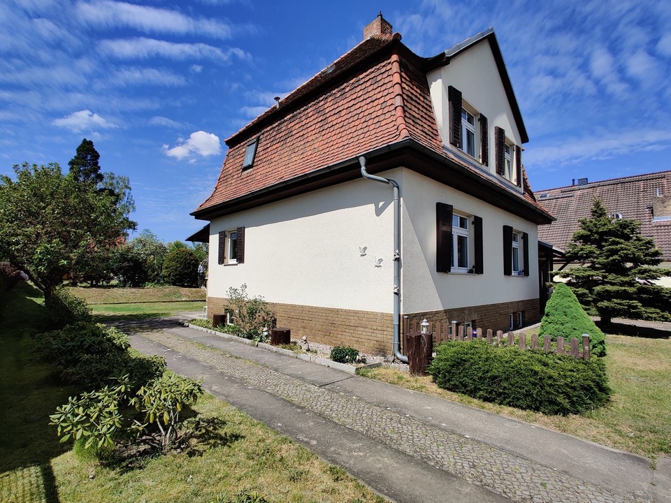 ALTBAUCHARME | Massives Einfamilienhaus mit Garage und Kamin auf großem Grundstück in Finow